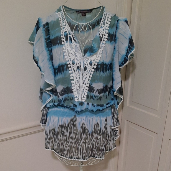 Mushika Sienna Rose Tops - Blue and White Tunic with Lace Detail